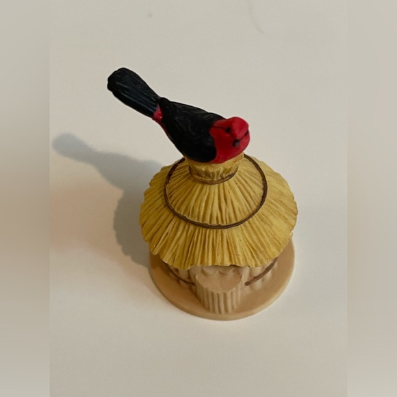 1995 LENOX GARDEN BIRDHOUSE MINIATURE THIMBLE SCARLET TANAGER THATCHED BIRDHOUSE - Picture 5 of 7